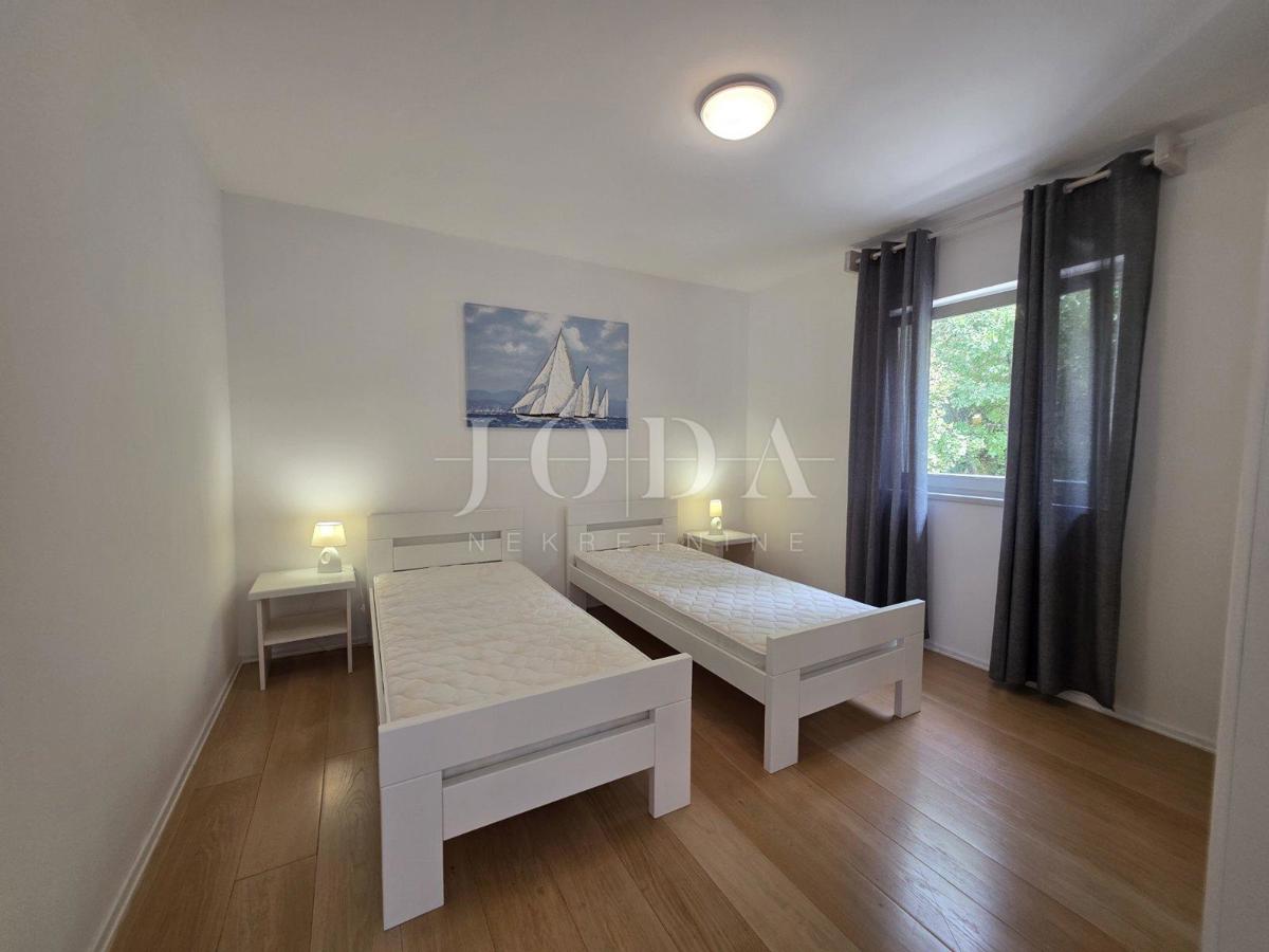 Senj, hiša z dvema stanovanjema in čudovitim razgledom na morje