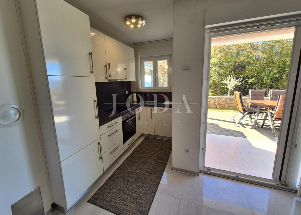 Pritlični apartma s pogledom na morje - Njivice