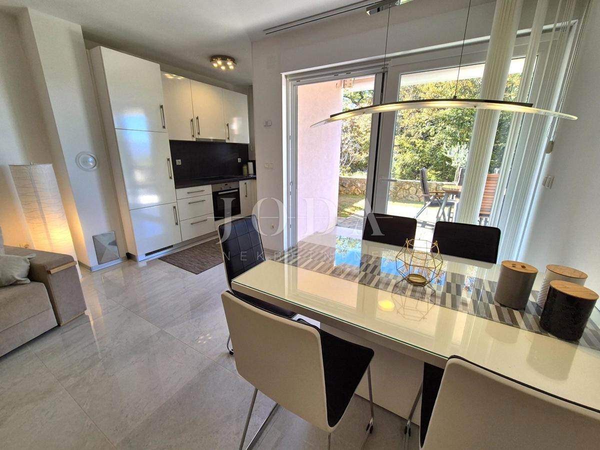 Pritlični apartma s pogledom na morje - Njivice