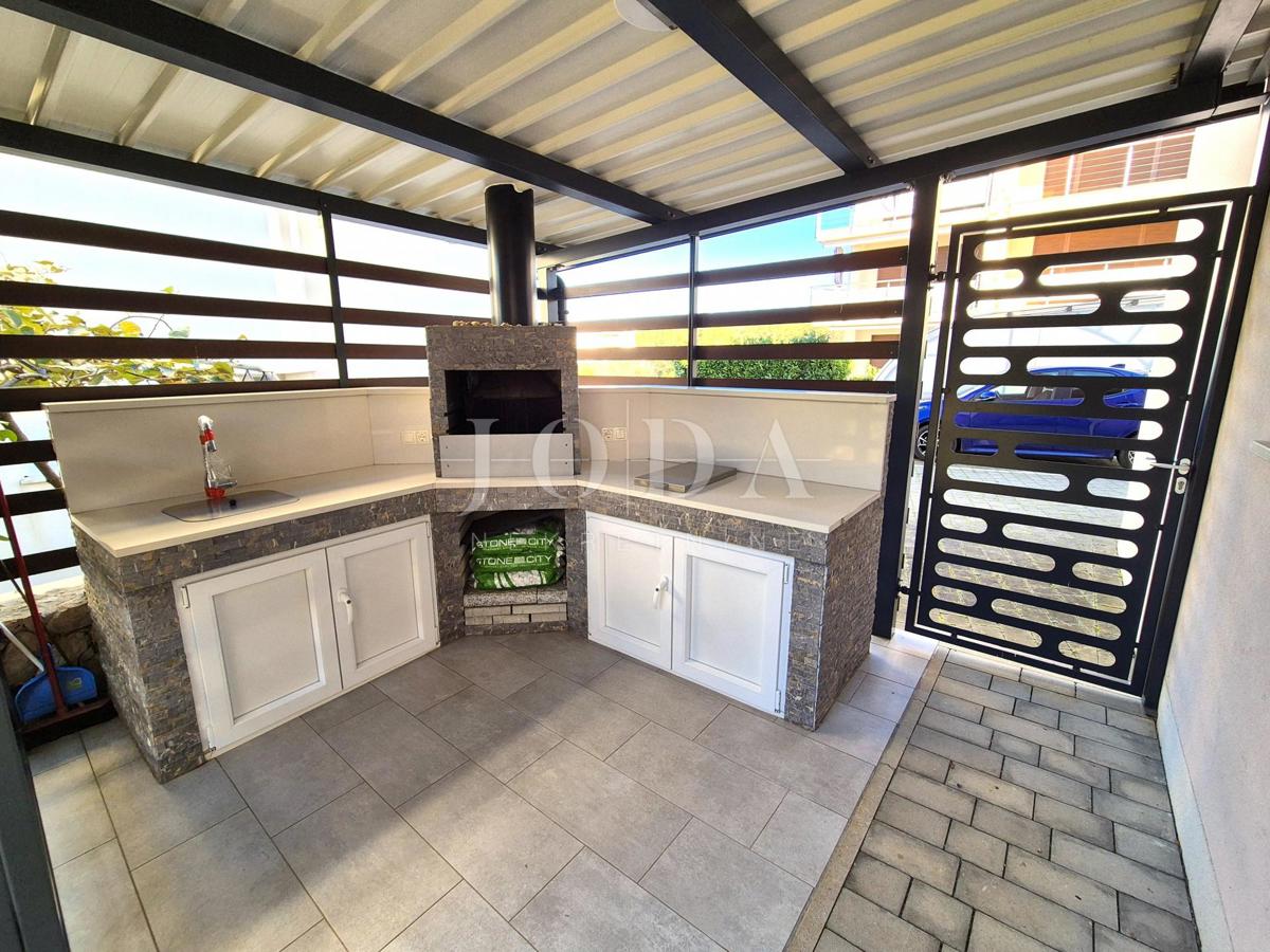 Pritlični apartma s pogledom na morje - Njivice