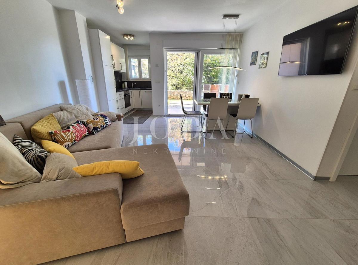 Pritlični apartma s pogledom na morje - Njivice