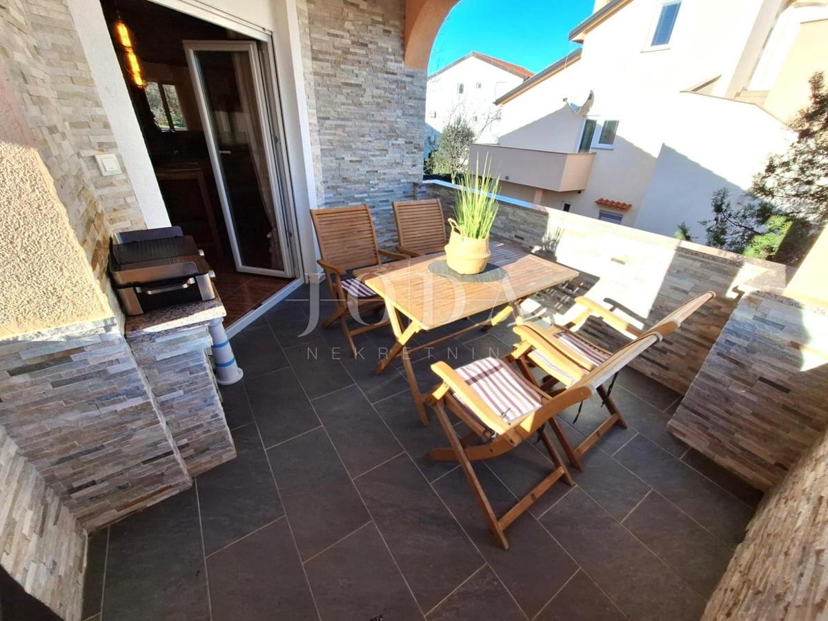 Malinska – dva stanovanja z vrtom in parkiriščem