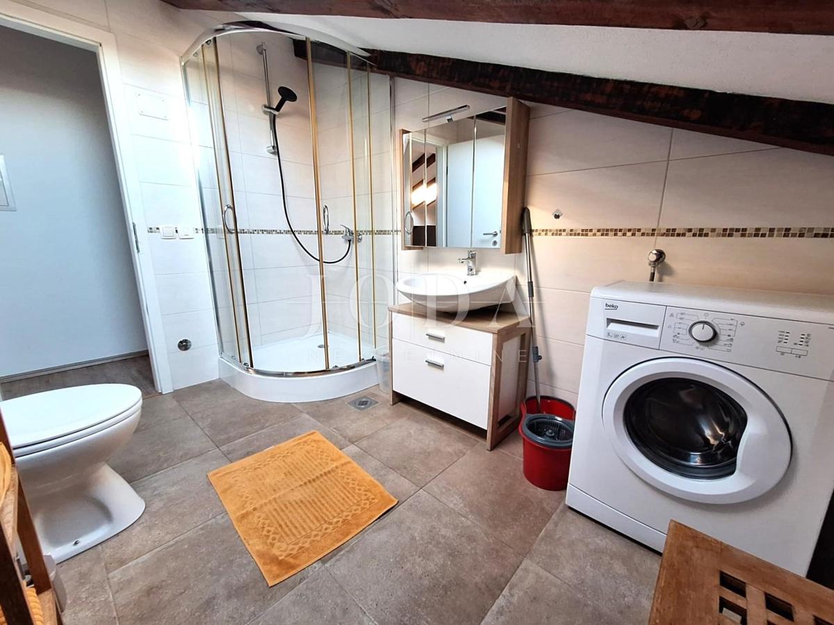 Malinska – dva stanovanja z vrtom in parkiriščem