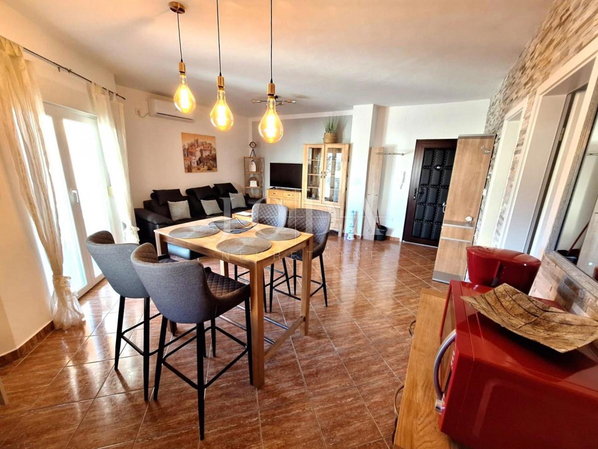 Malinska – dva stanovanja z vrtom in parkiriščem