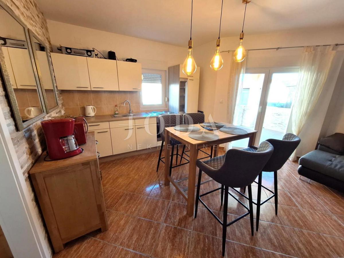 Malinska – dva stanovanja z vrtom in parkiriščem