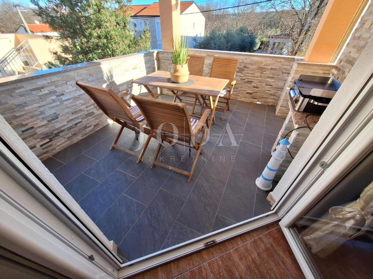 Malinska – dva stanovanja z vrtom in parkiriščem