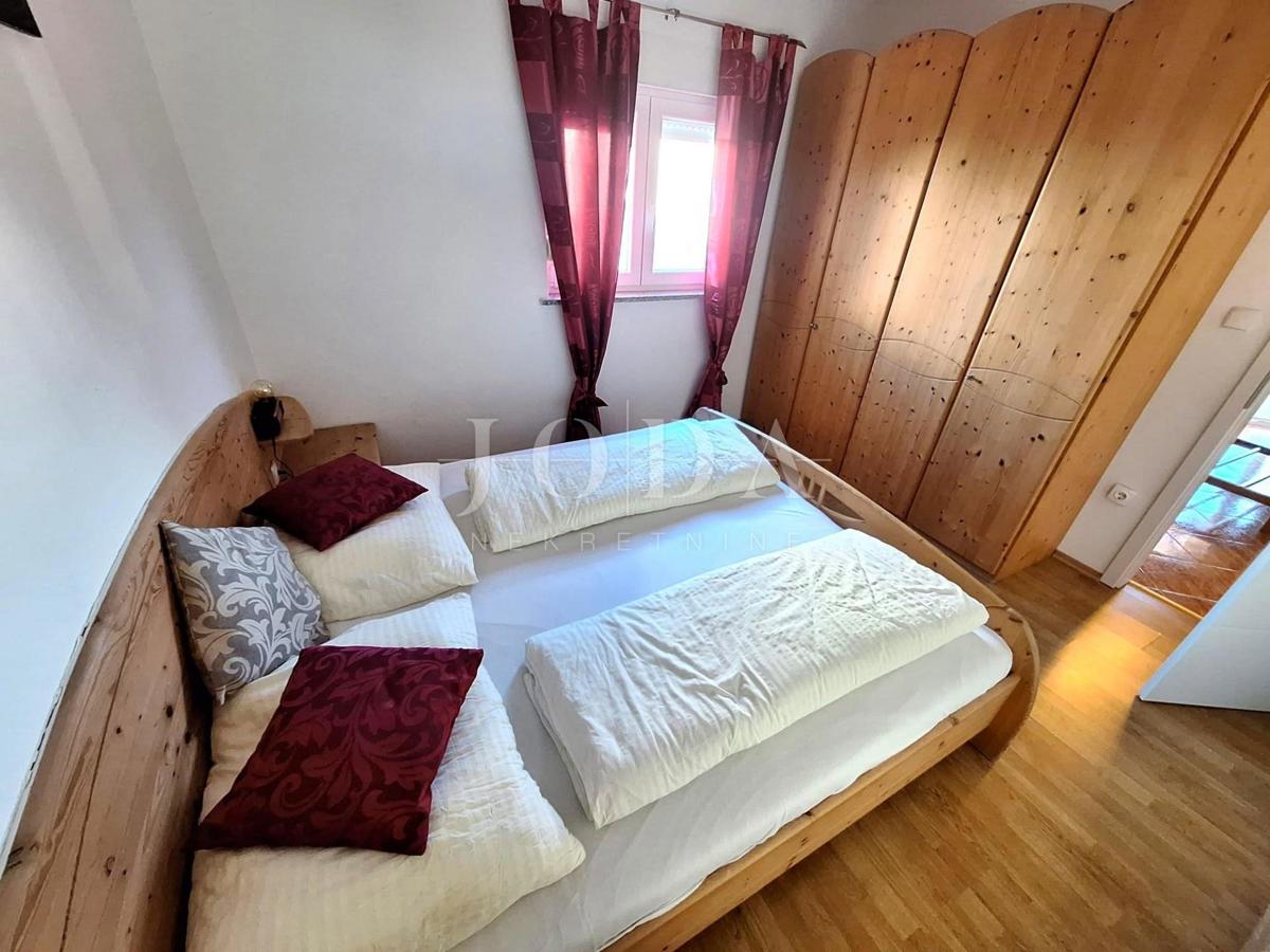 Malinska – dva stanovanja z vrtom in parkiriščem