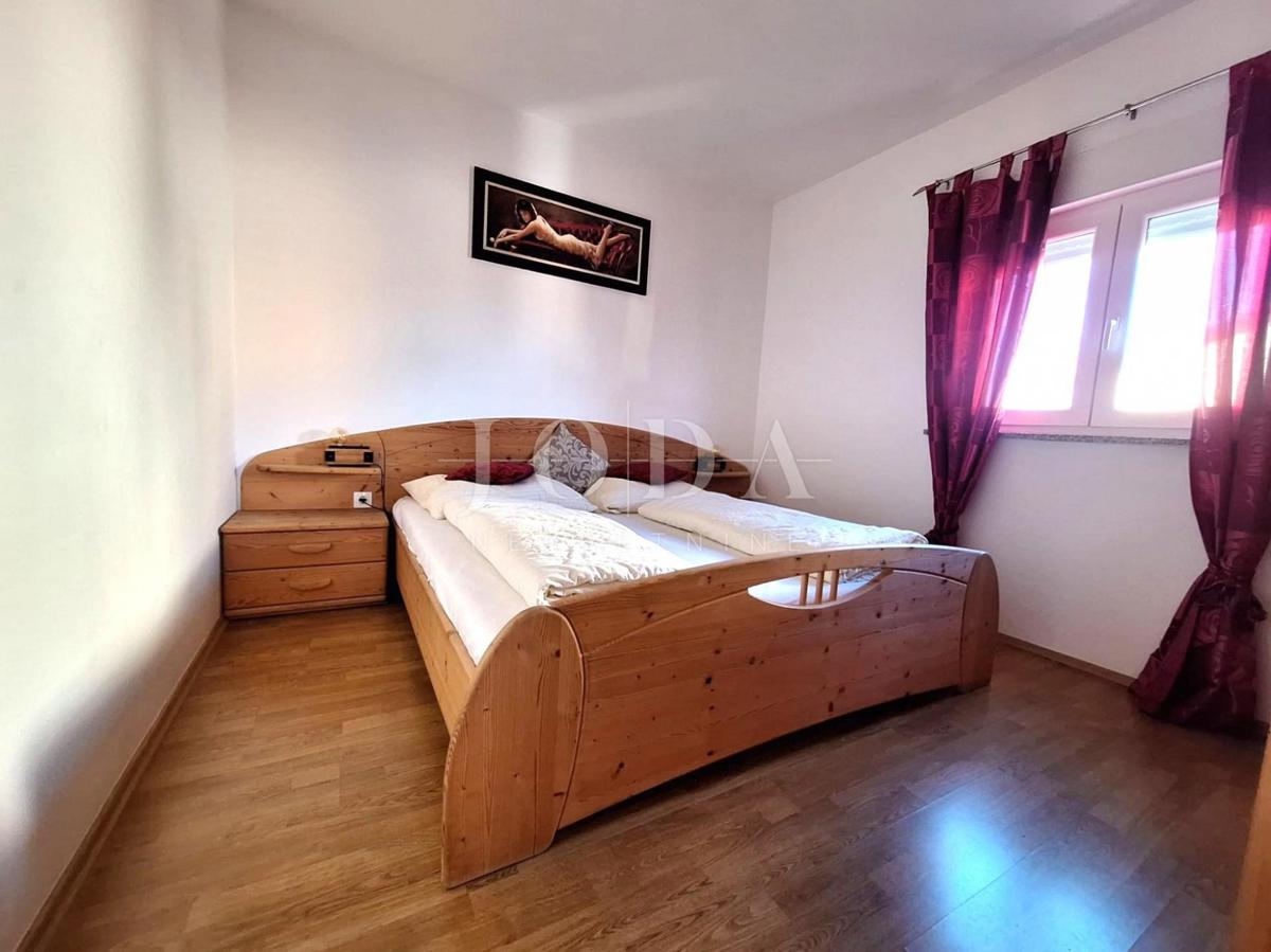 Malinska – dva stanovanja z vrtom in parkiriščem