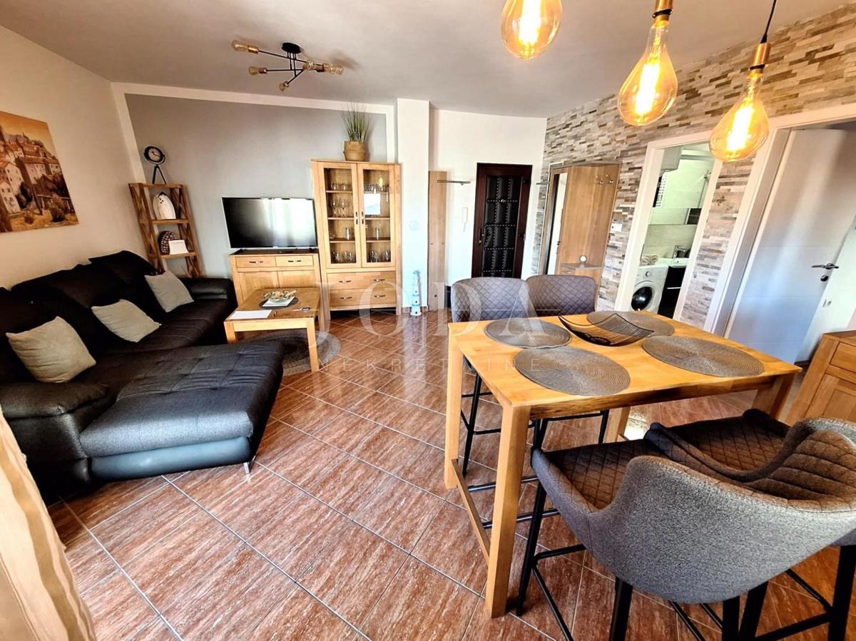 Malinska – dva stanovanja z vrtom in parkiriščem