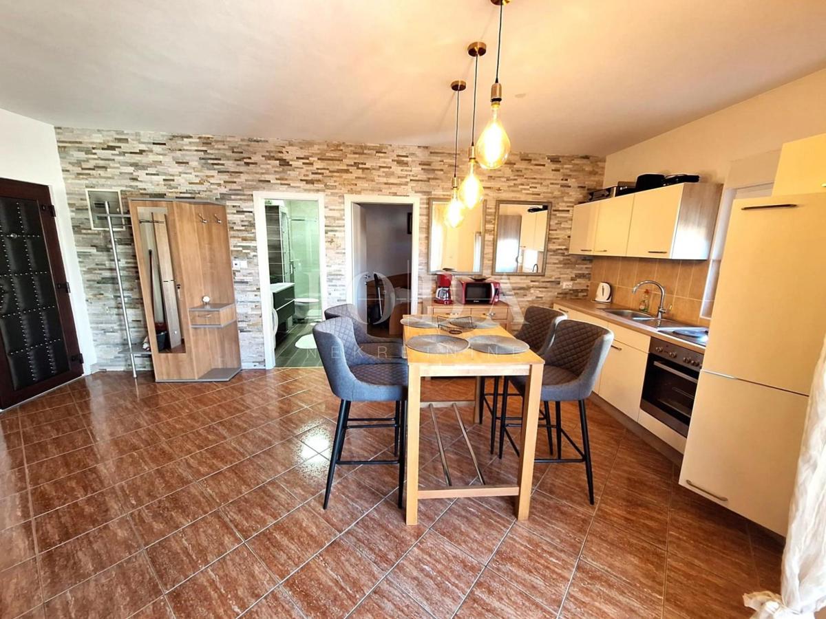 Malinska – dva stanovanja z vrtom in parkiriščem