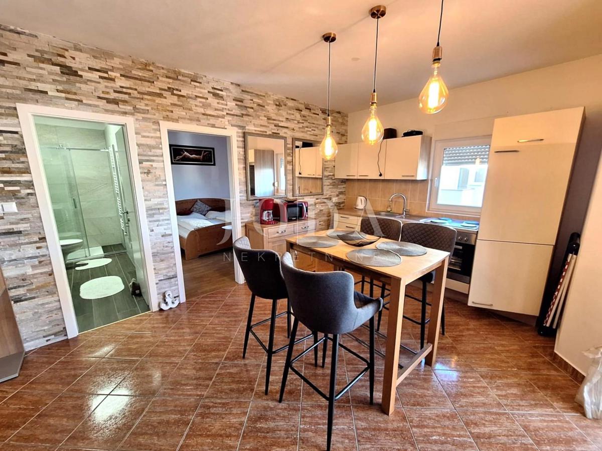 Malinska – dva stanovanja z vrtom in parkiriščem