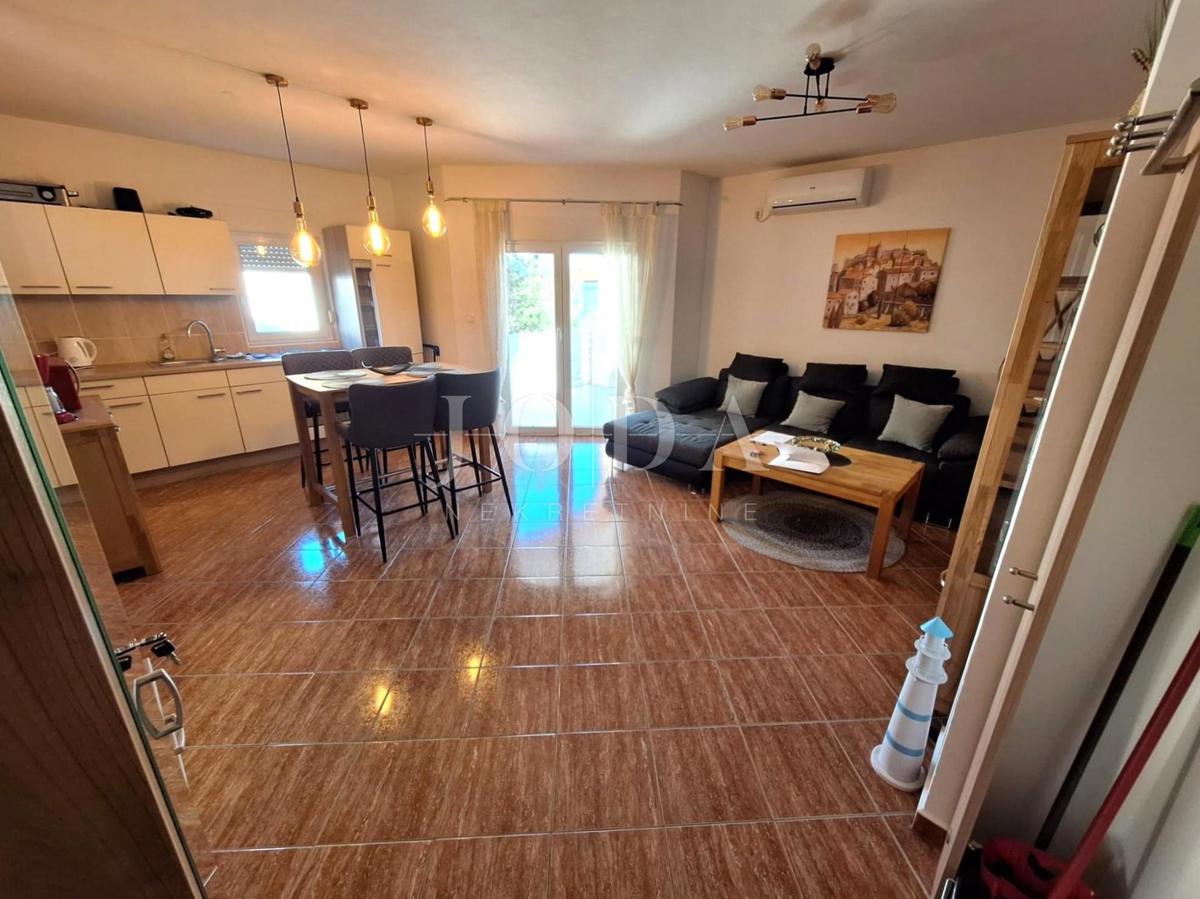 Malinska – dva stanovanja z vrtom in parkiriščem