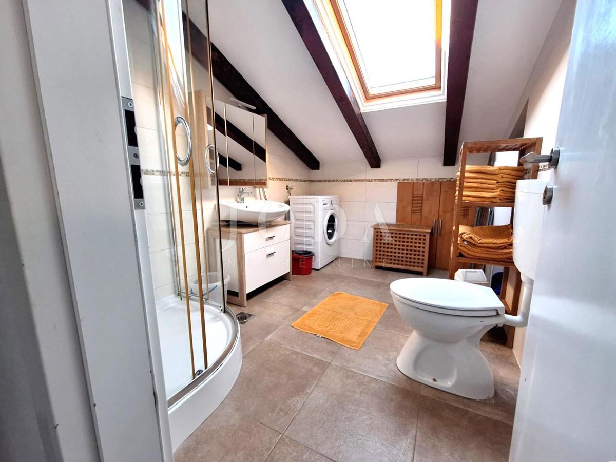 Malinska – dva stanovanja z vrtom in parkiriščem