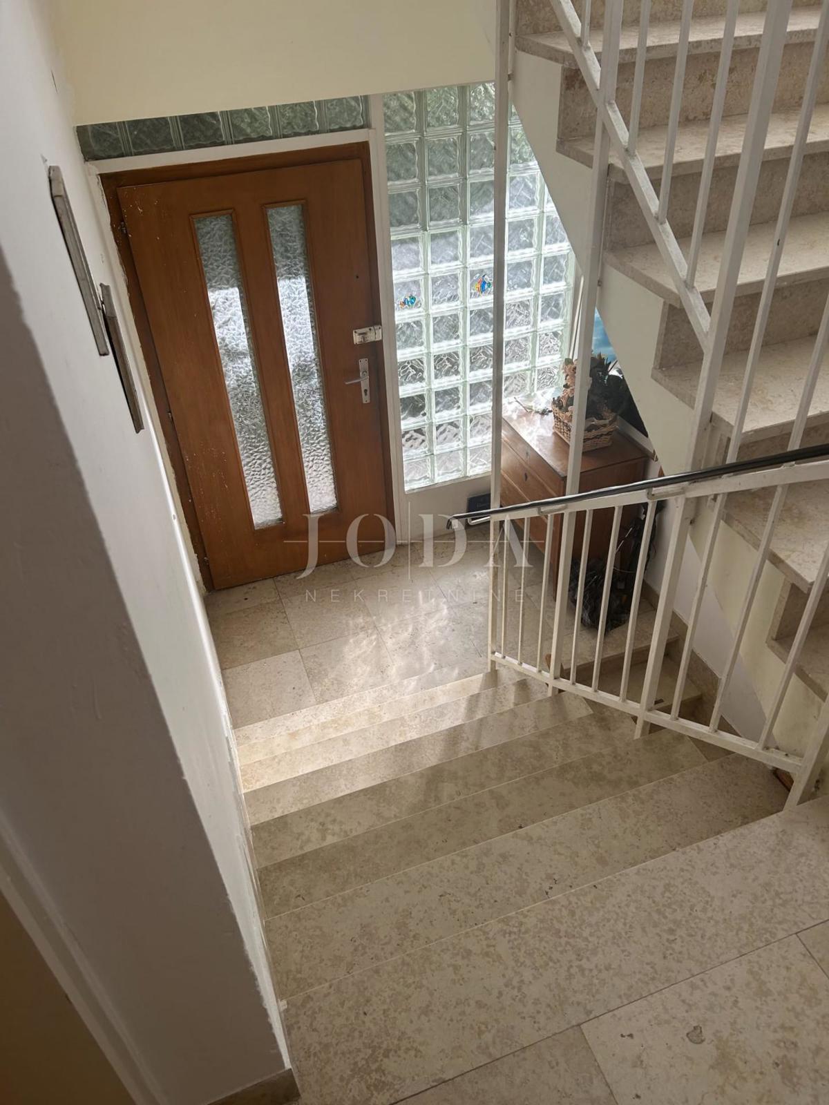 Investicijska hiša s 5 enotami in odprtim pogledom na morje – Crikvenica, 300 m od morja