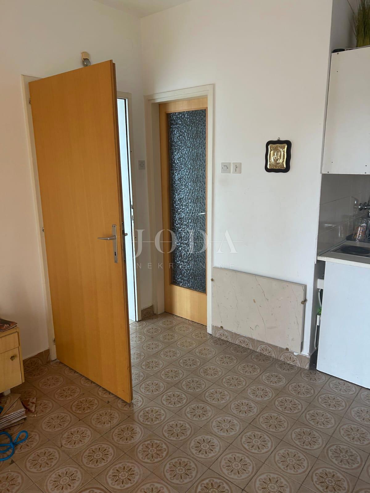 Investicijska hiša s 5 enotami in odprtim pogledom na morje – Crikvenica, 300 m od morja