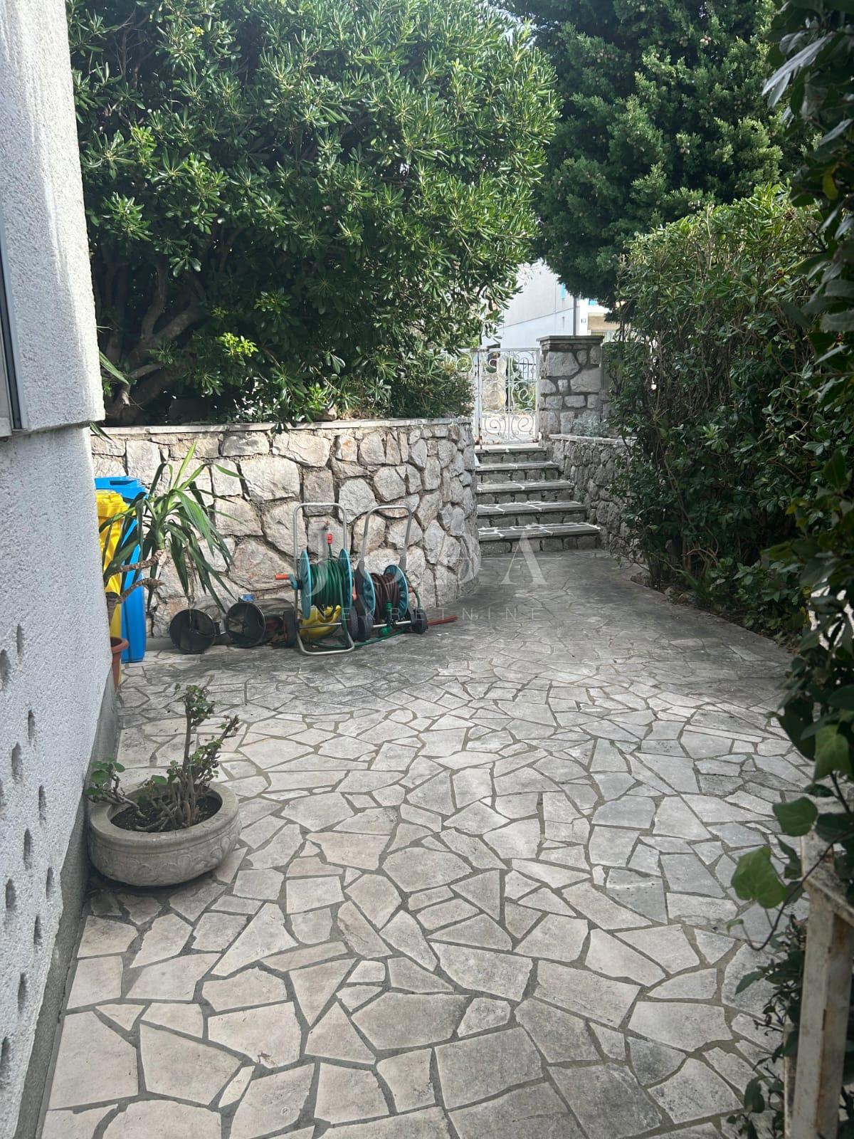 Investicijska hiša s 5 enotami in odprtim pogledom na morje – Crikvenica, 300 m od morja