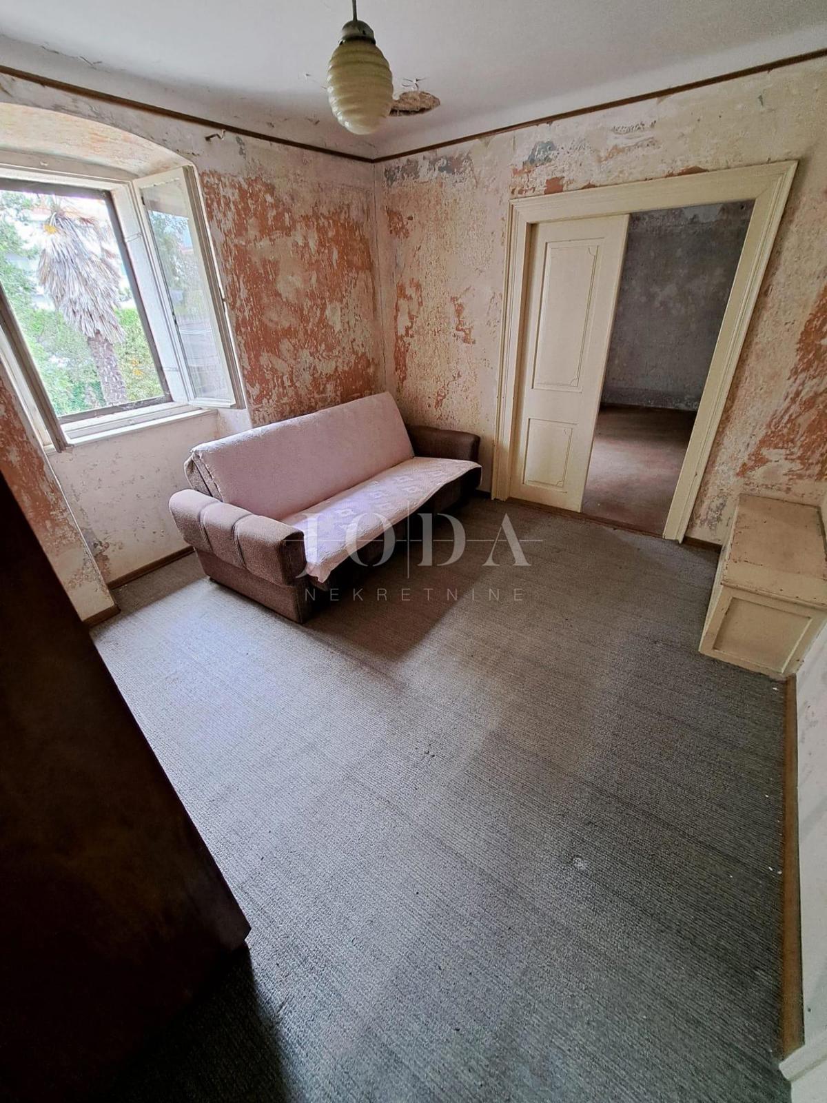 Stara kamnita hiša za adaptacijo, v bližini Malinske