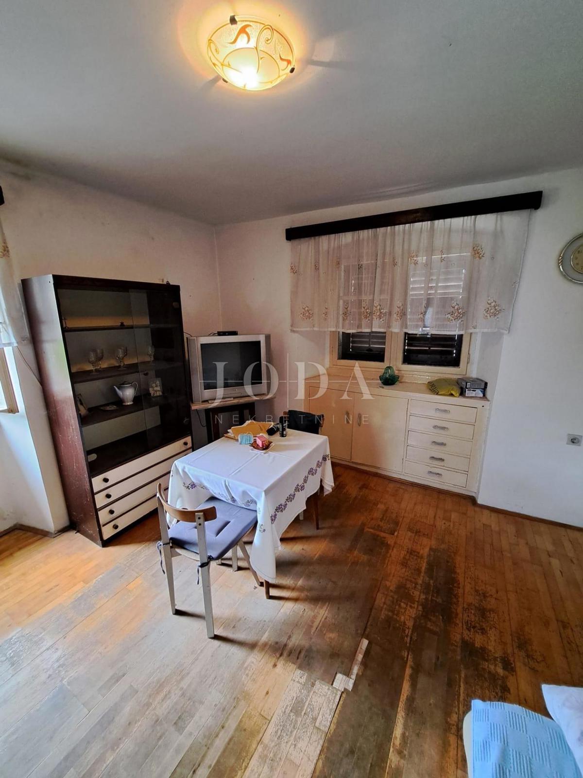 Stara kamnita hiša za adaptacijo, v bližini Malinske