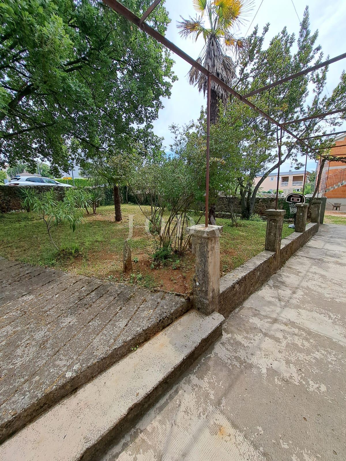 Stara kamnita hiša za adaptacijo, v bližini Malinske