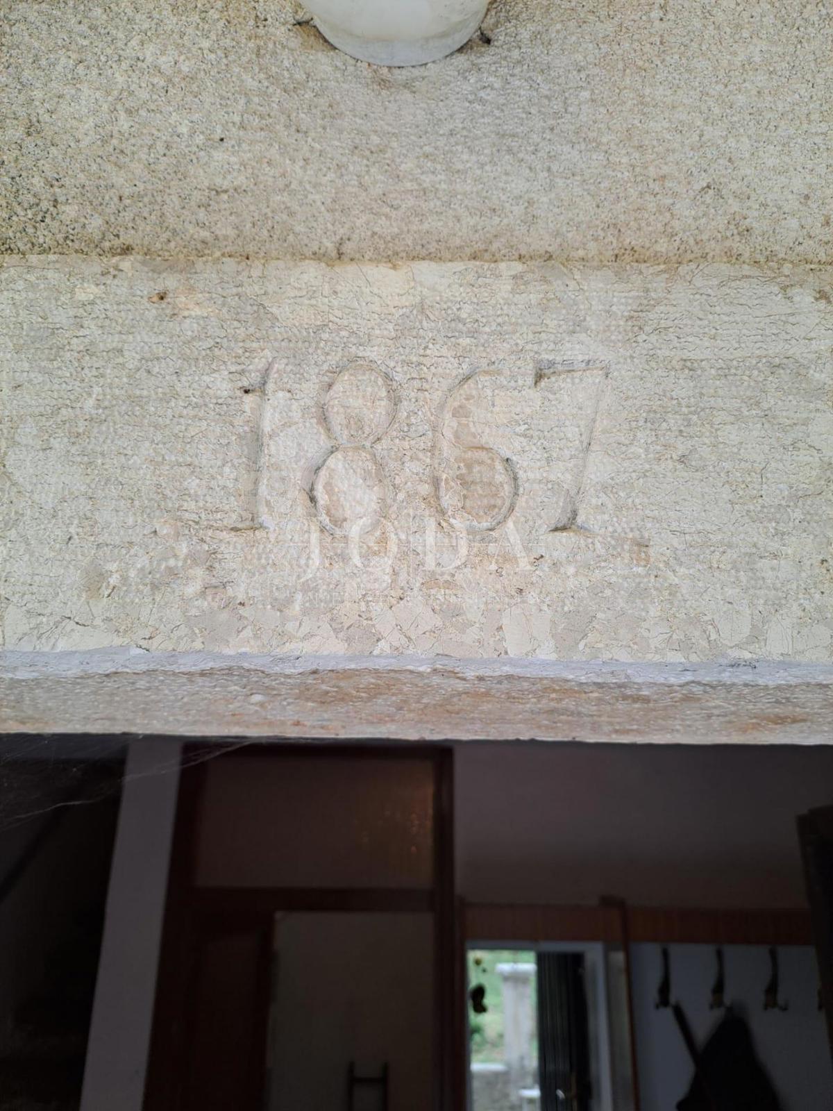 Stara kamnita hiša za adaptacijo, v bližini Malinske