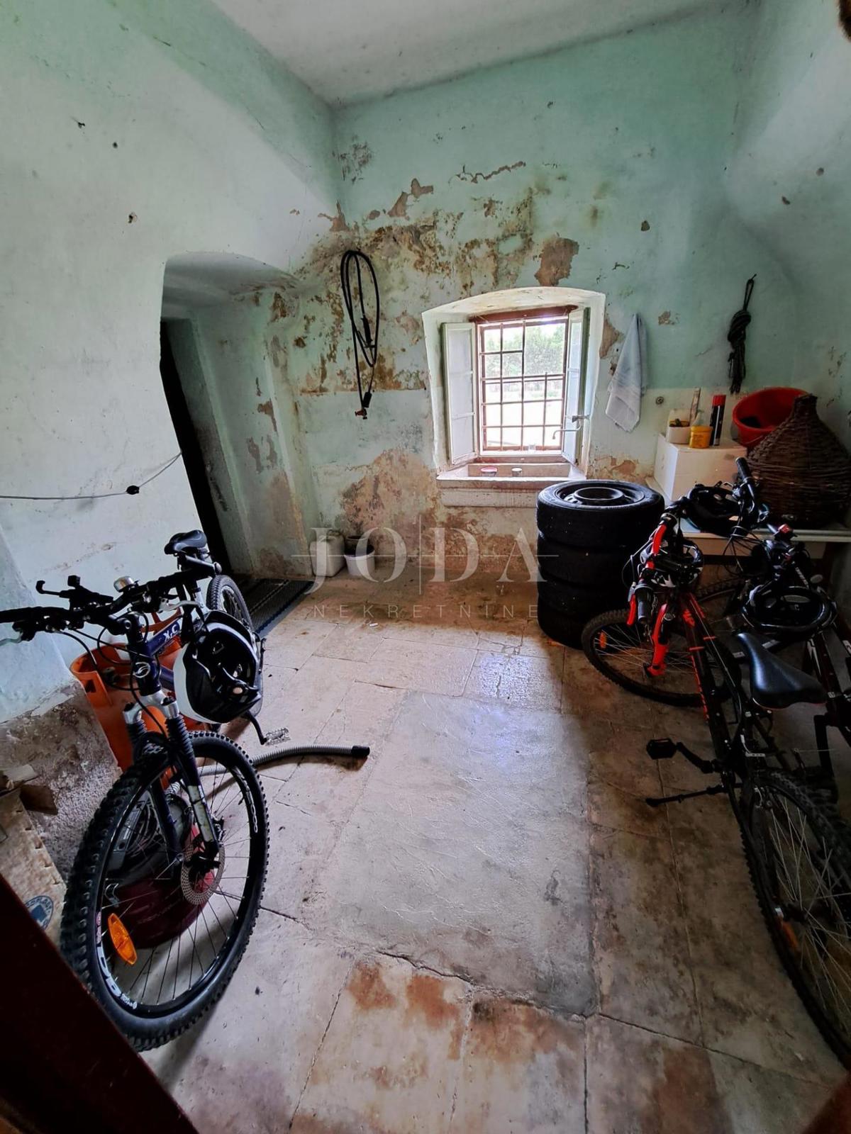 Stara kamnita hiša za adaptacijo, v bližini Malinske