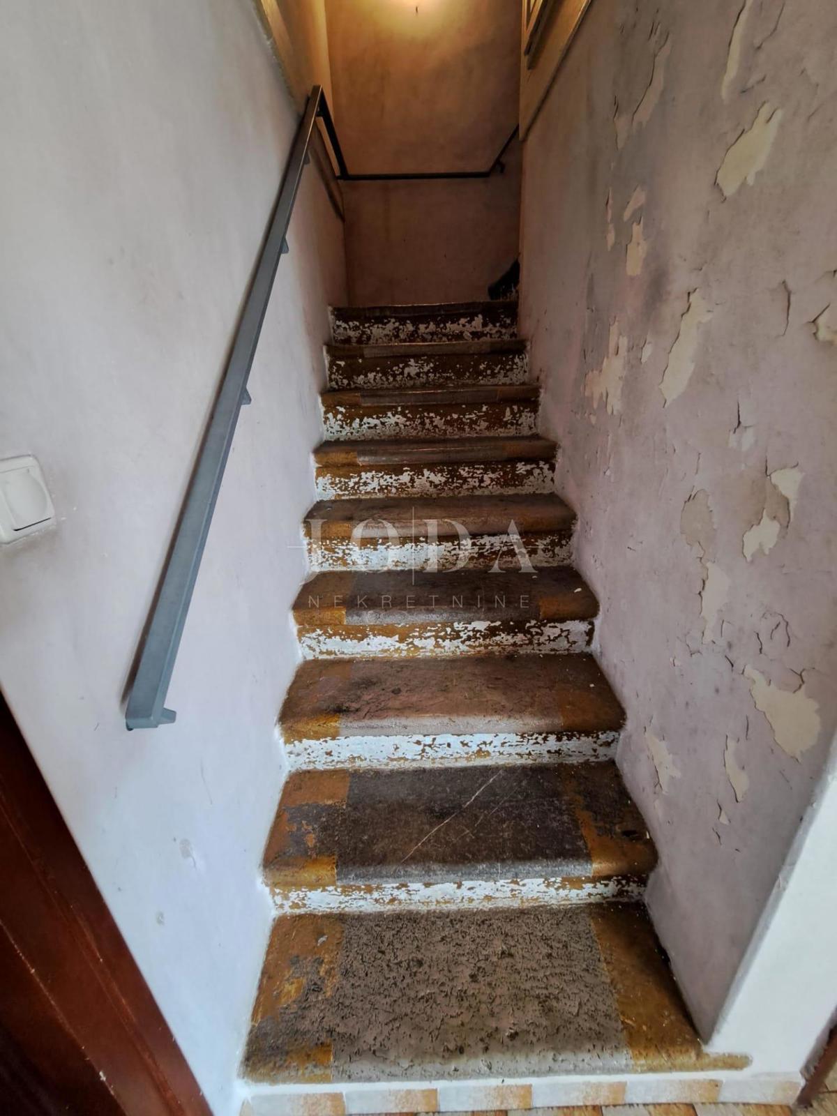 Stara kamnita hiša za adaptacijo, v bližini Malinske