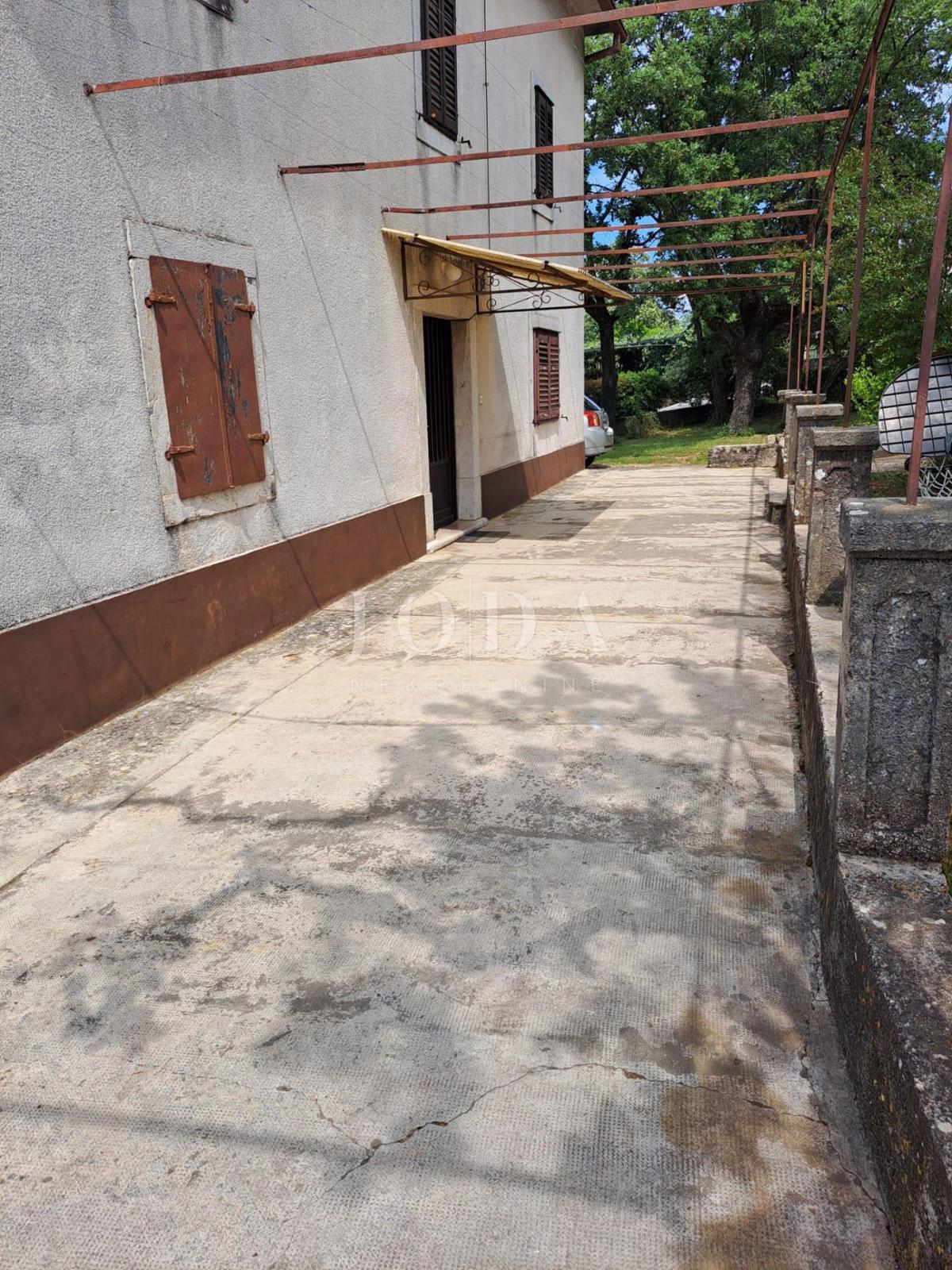 Stara kamnita hiša za adaptacijo, v bližini Malinske