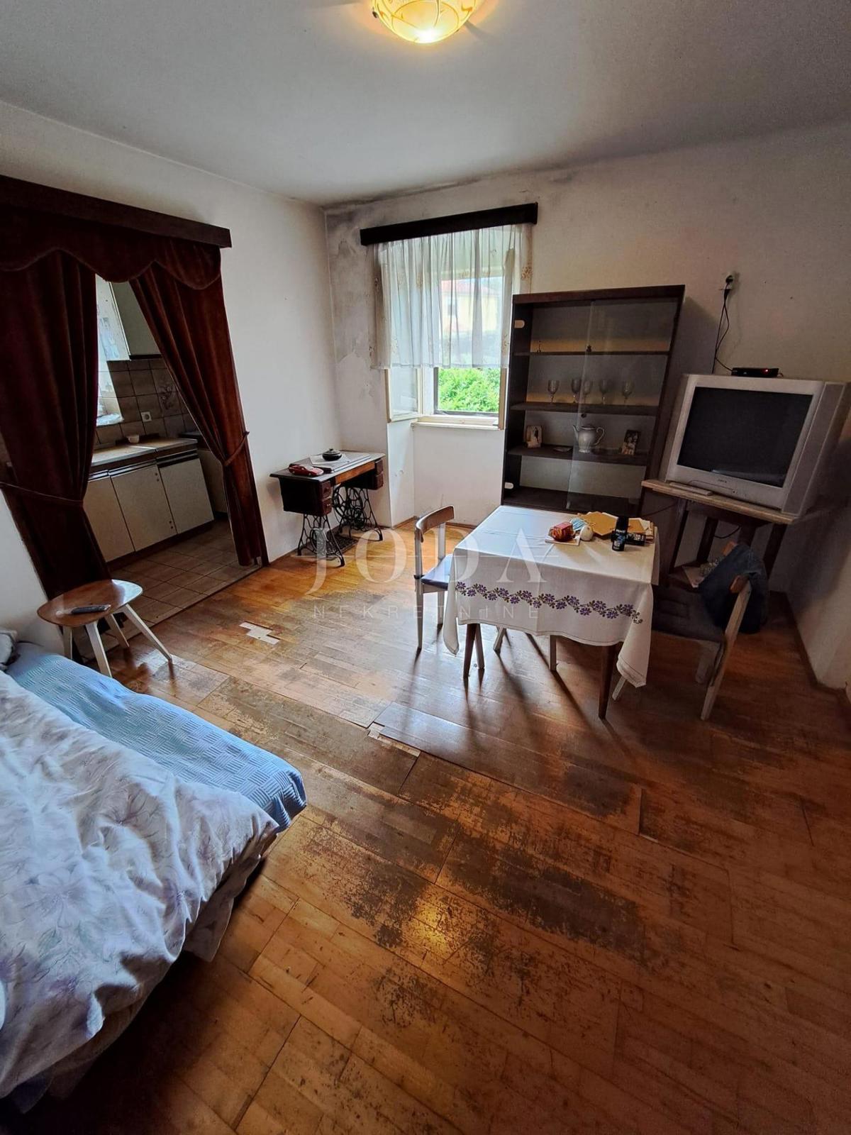 Stara kamnita hiša za adaptacijo, v bližini Malinske