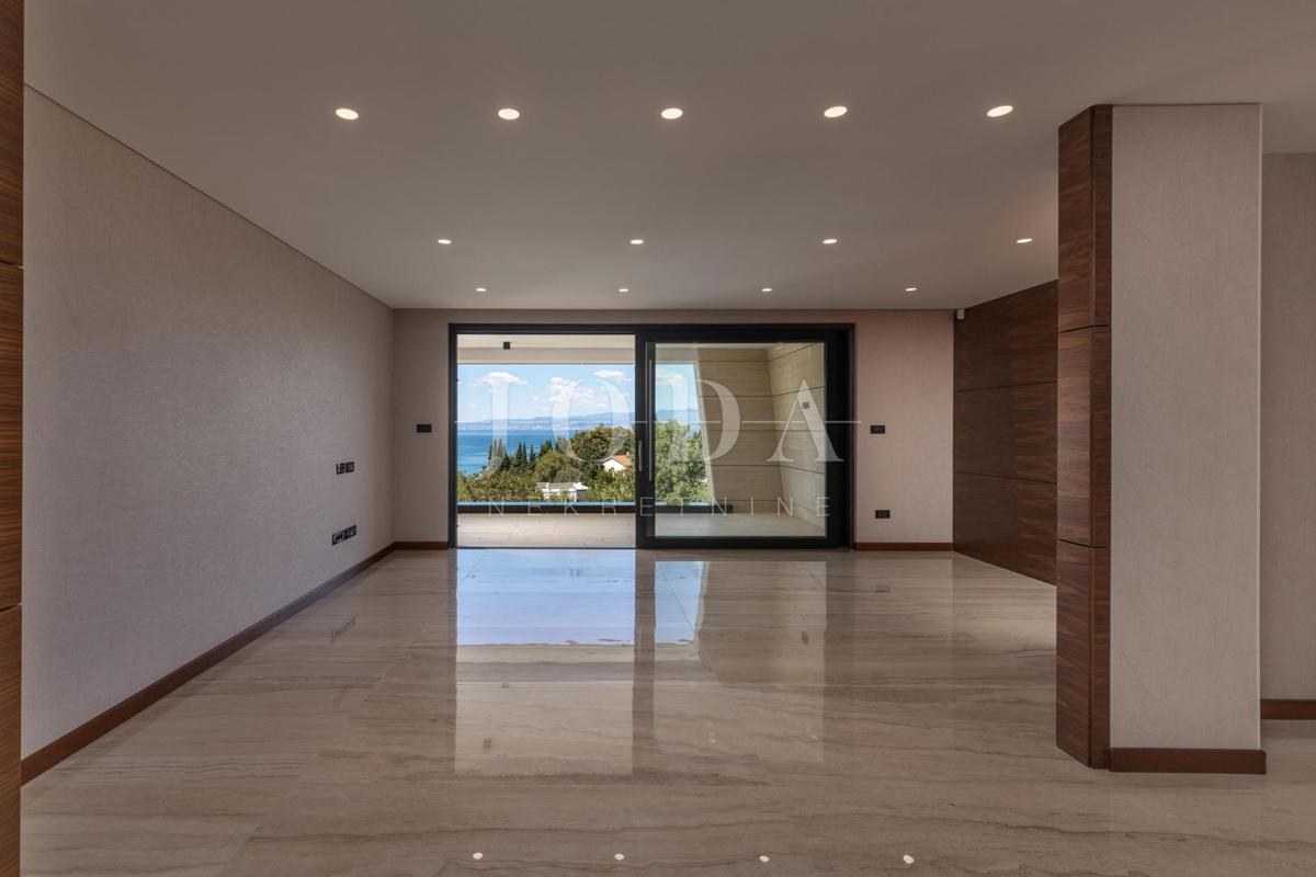Luksuzni apartma z bazenom v bližini plaže, Malinska