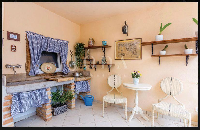 Prenovljena kamnita hiša z bazenom