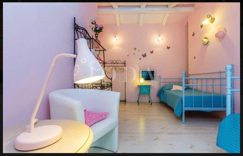 Prenovljena kamnita hiša z bazenom