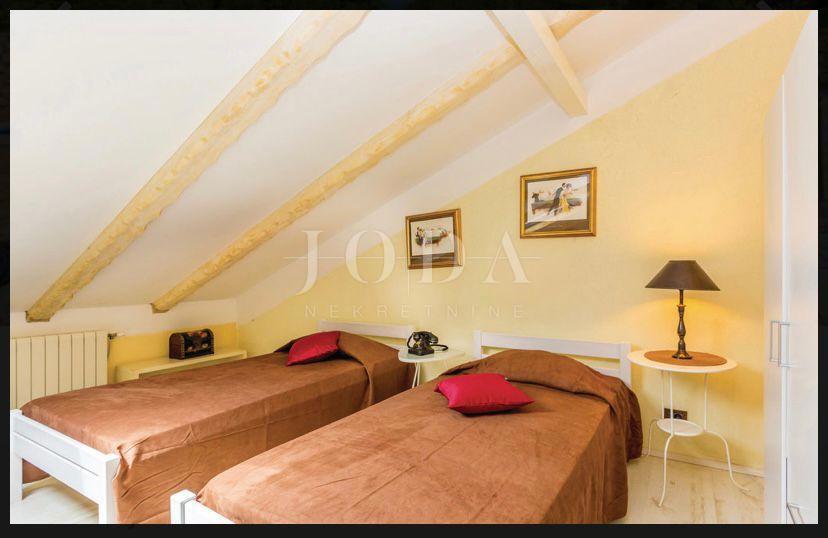 Prenovljena kamnita hiša z bazenom