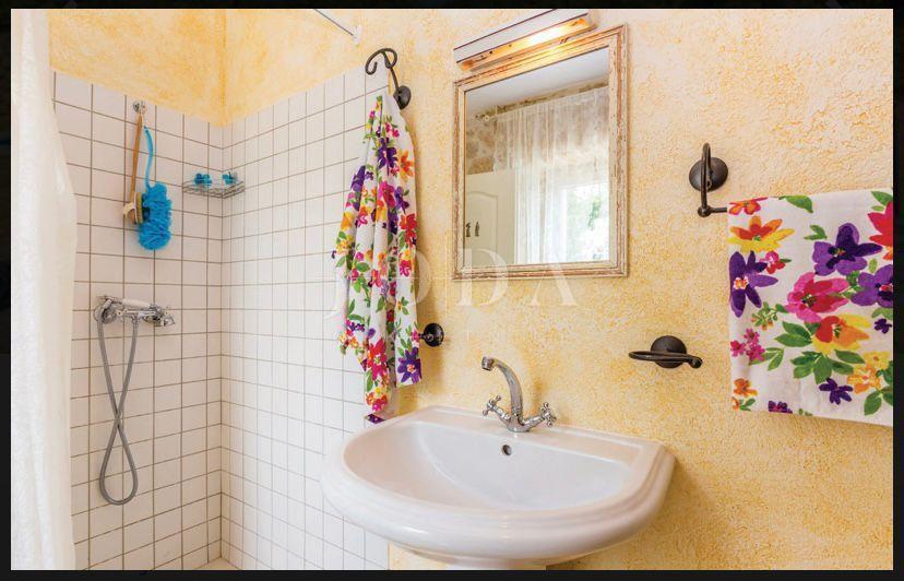 Prenovljena kamnita hiša z bazenom