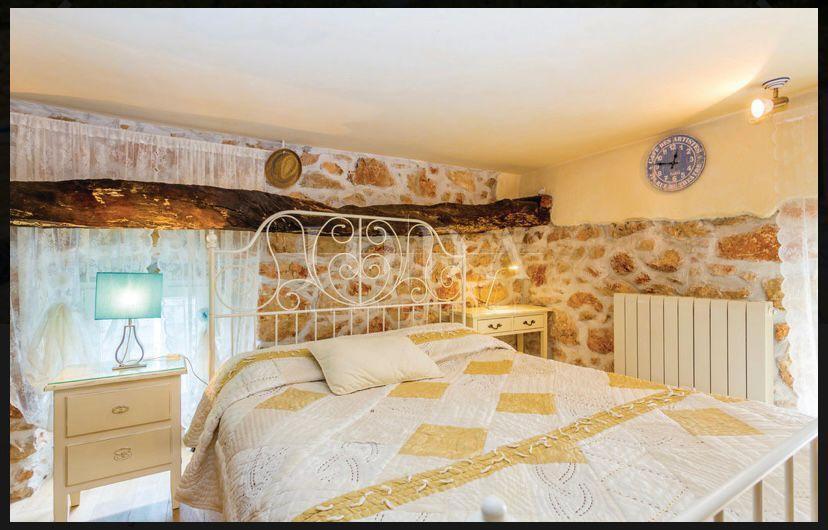 Prenovljena kamnita hiša z bazenom