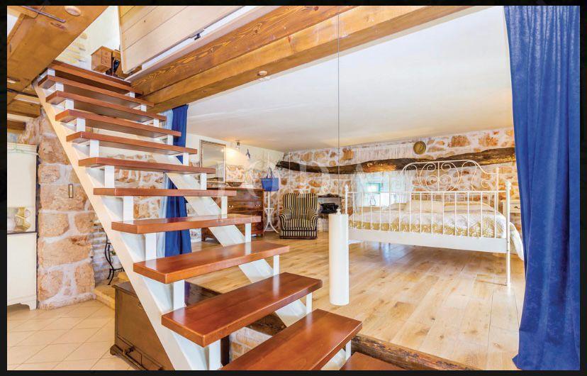 Prenovljena kamnita hiša z bazenom