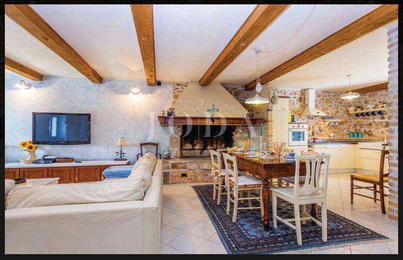 Prenovljena kamnita hiša z bazenom