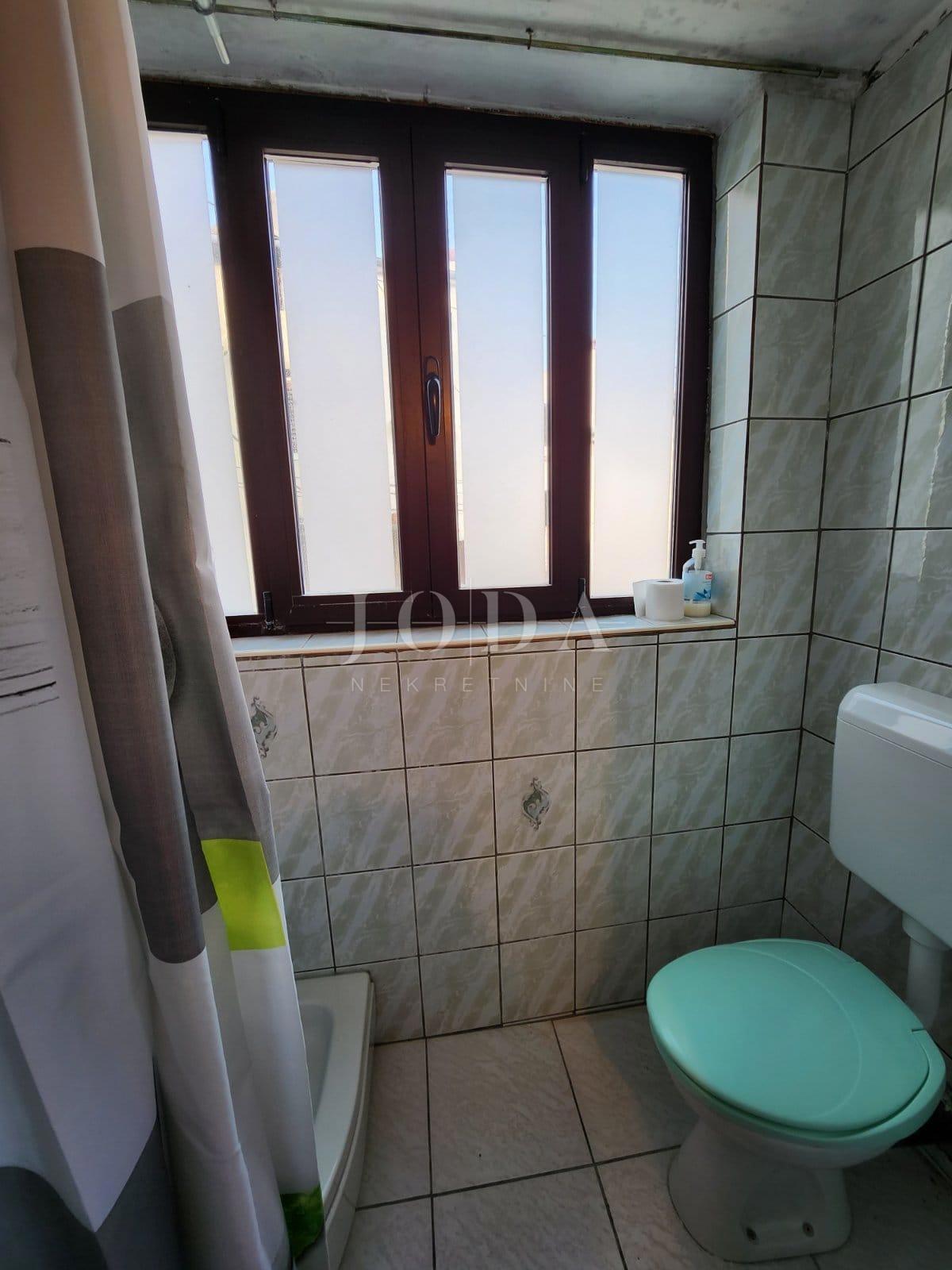 Dvojček kamnita hiša za obnovo, Vrbnik - otok Krk