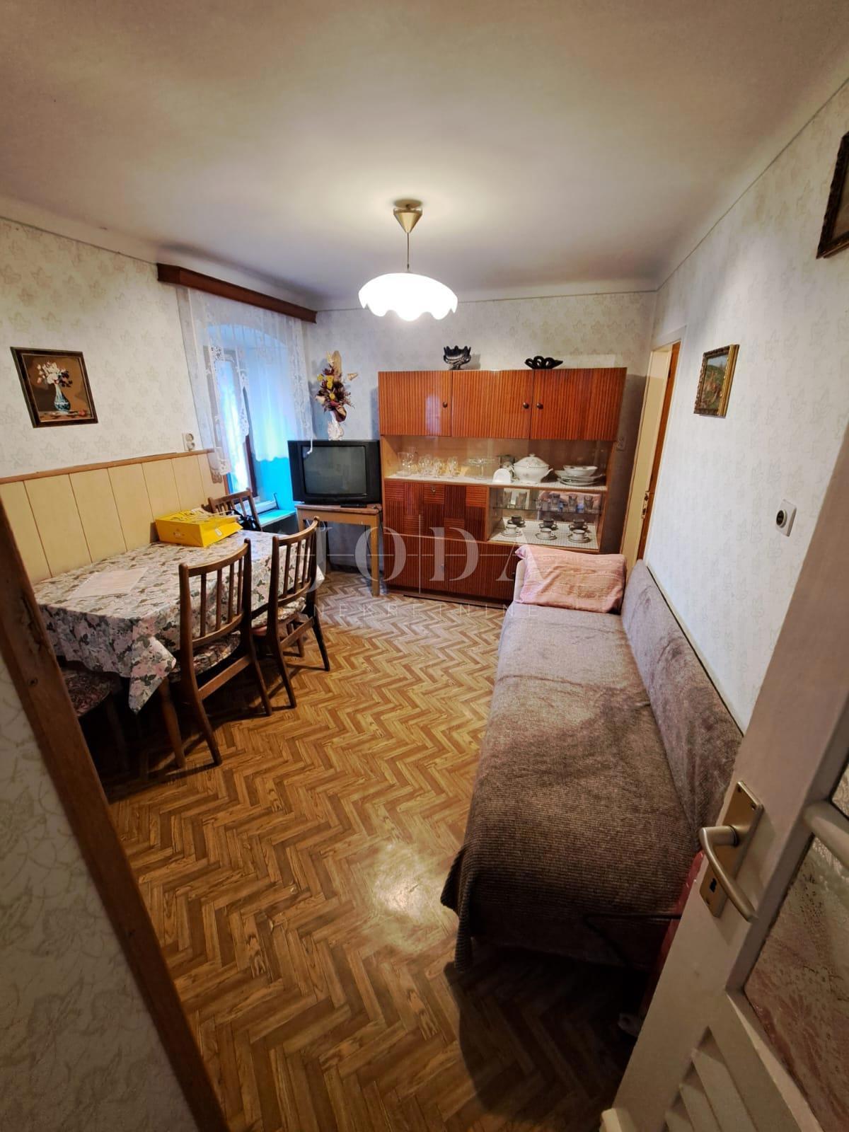 Dvojček kamnita hiša za obnovo, Vrbnik - otok Krk