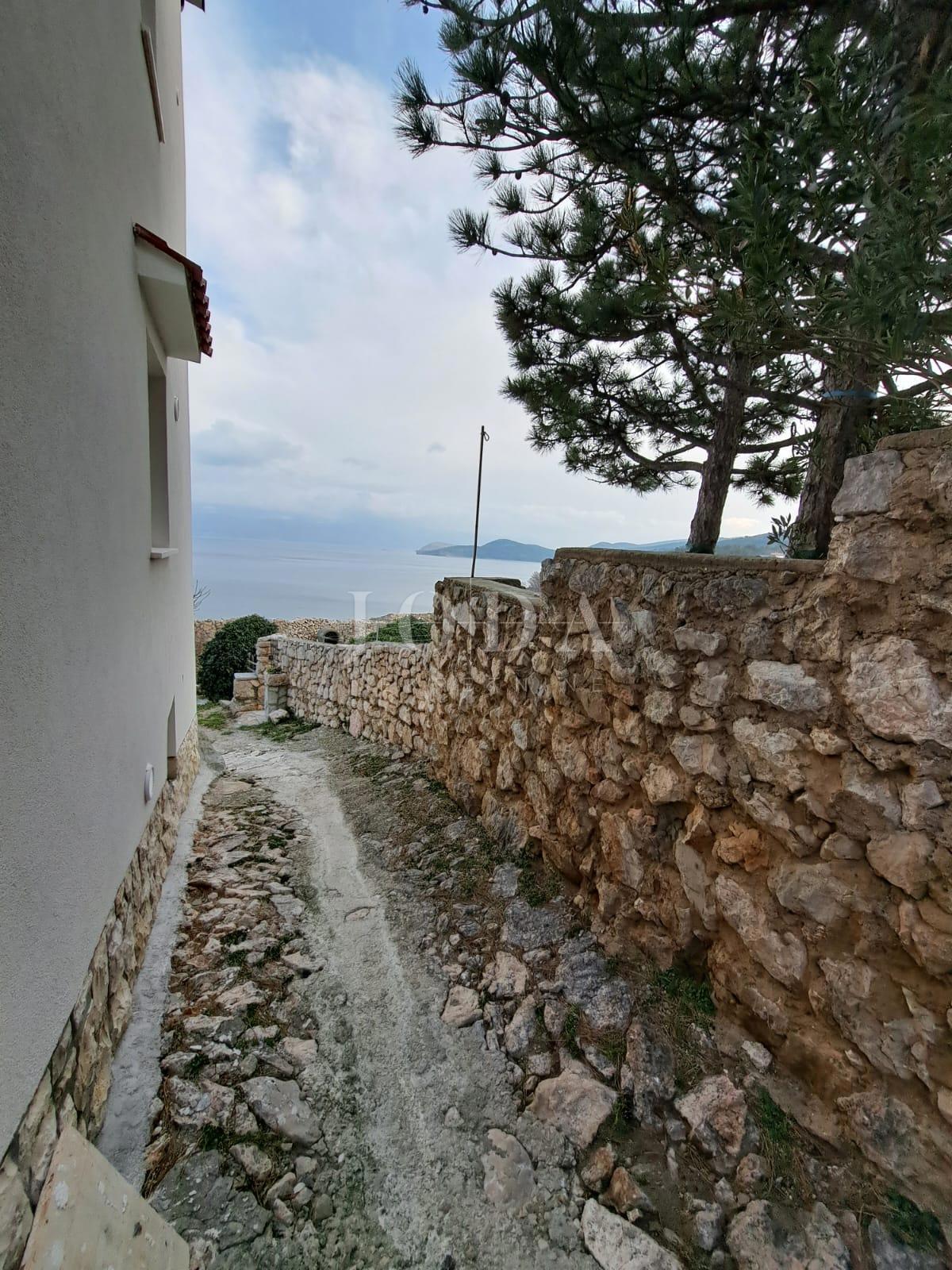 Dvojček kamnita hiša za obnovo, Vrbnik - otok Krk
