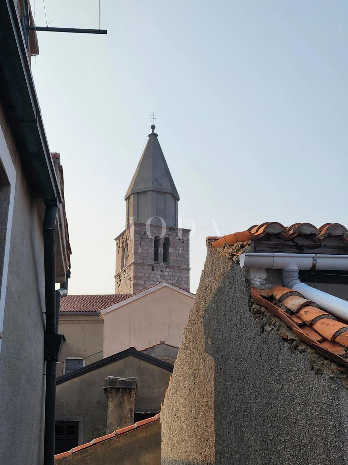 Dvojček kamnita hiša za obnovo, Vrbnik - otok Krk