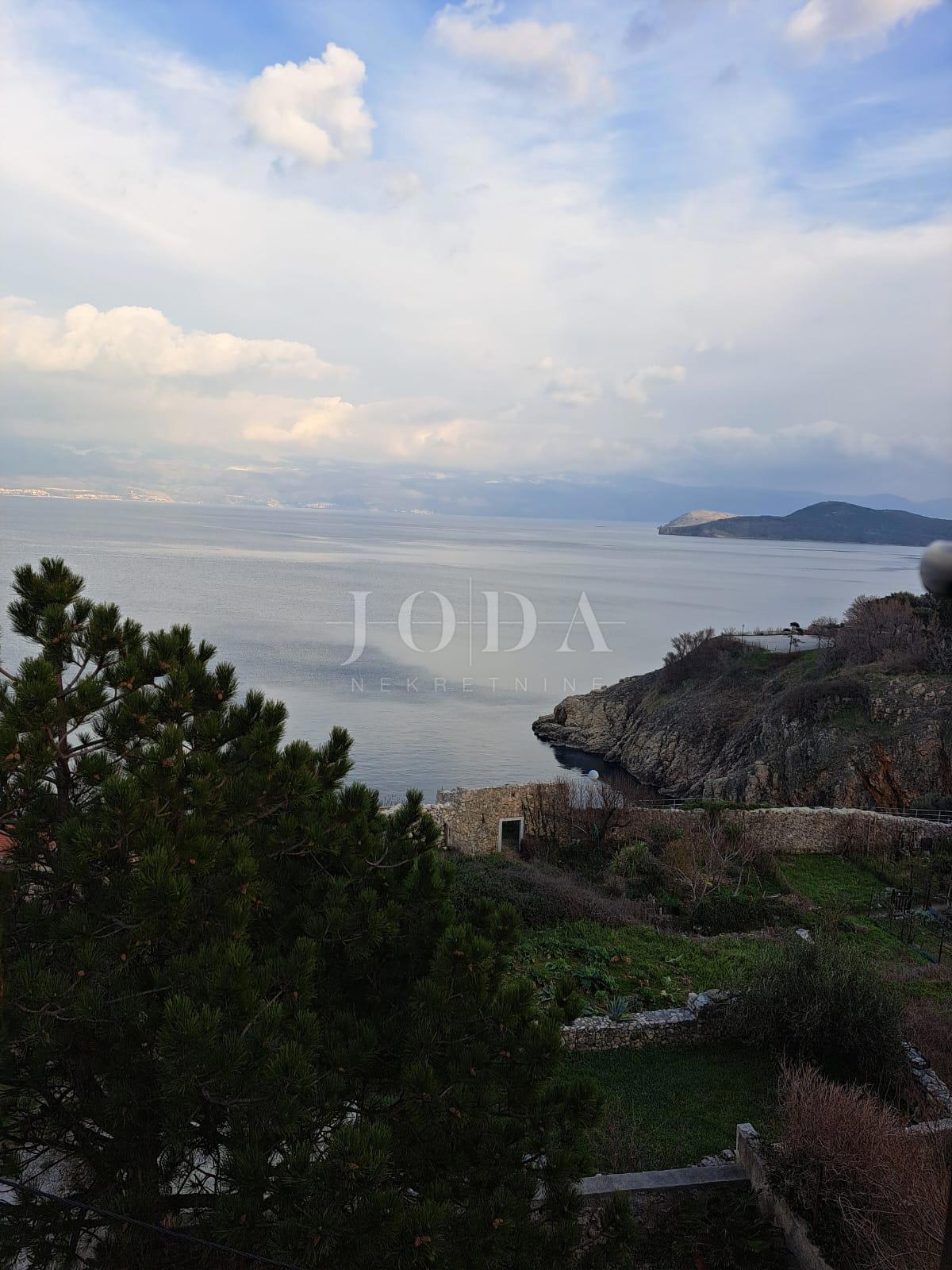 Dvojček kamnita hiša za obnovo, Vrbnik - otok Krk