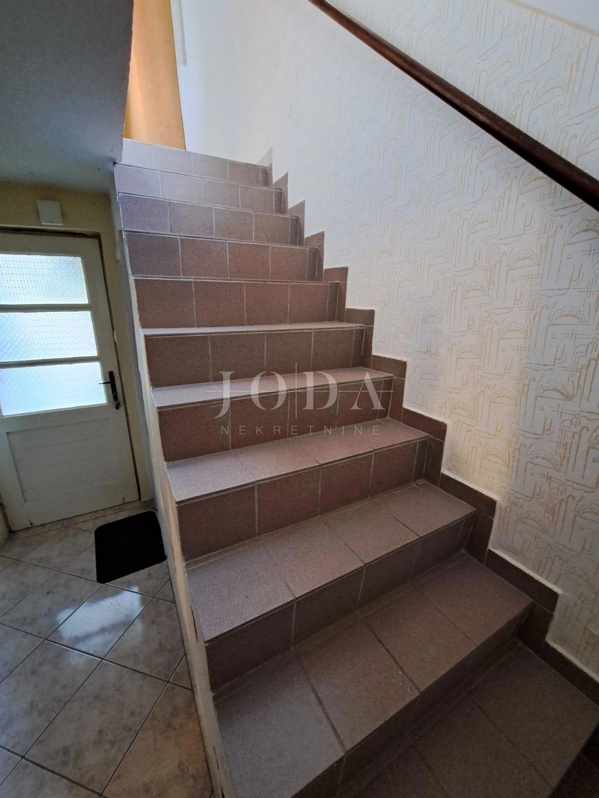 Dvojček kamnita hiša za obnovo, Vrbnik - otok Krk