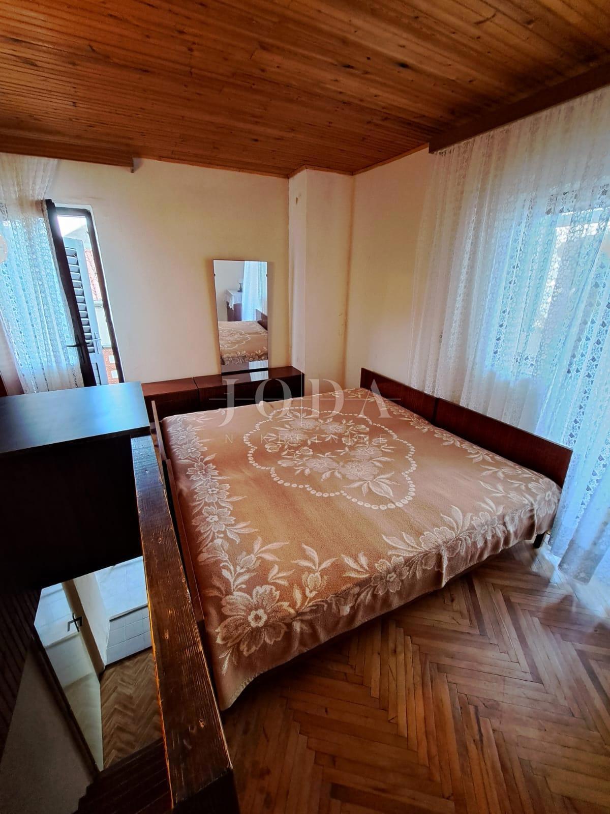 Dvojček kamnita hiša za obnovo, Vrbnik - otok Krk