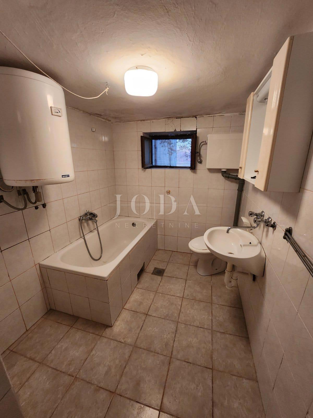 Dvojček kamnita hiša za obnovo, Vrbnik - otok Krk