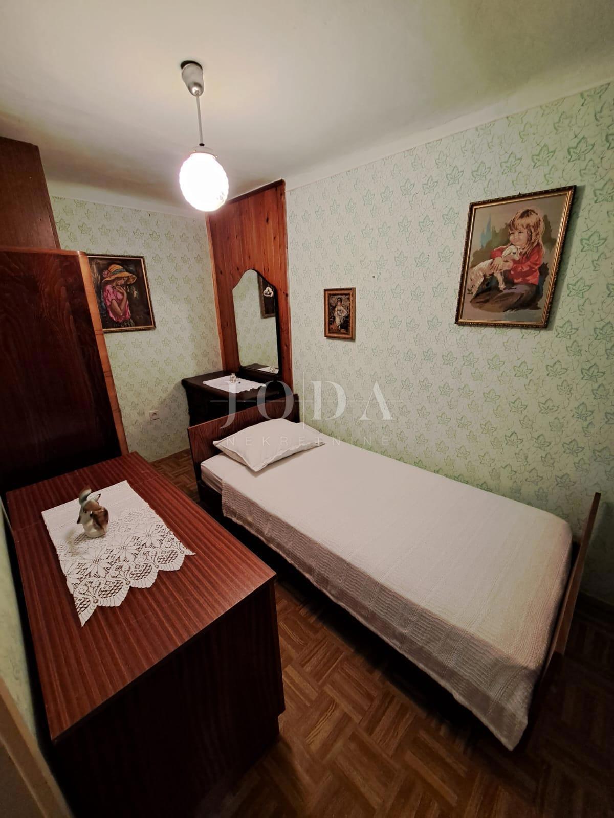 Dvojček kamnita hiša za obnovo, Vrbnik - otok Krk