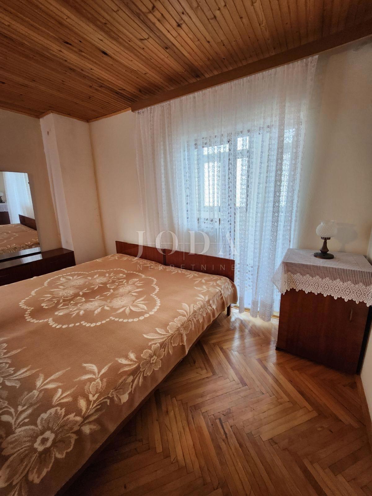 Dvojček kamnita hiša za obnovo, Vrbnik - otok Krk