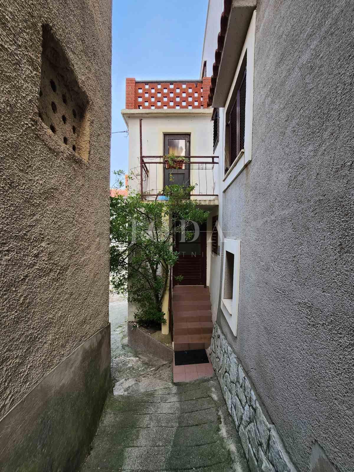 Dvojček kamnita hiša za obnovo, Vrbnik - otok Krk