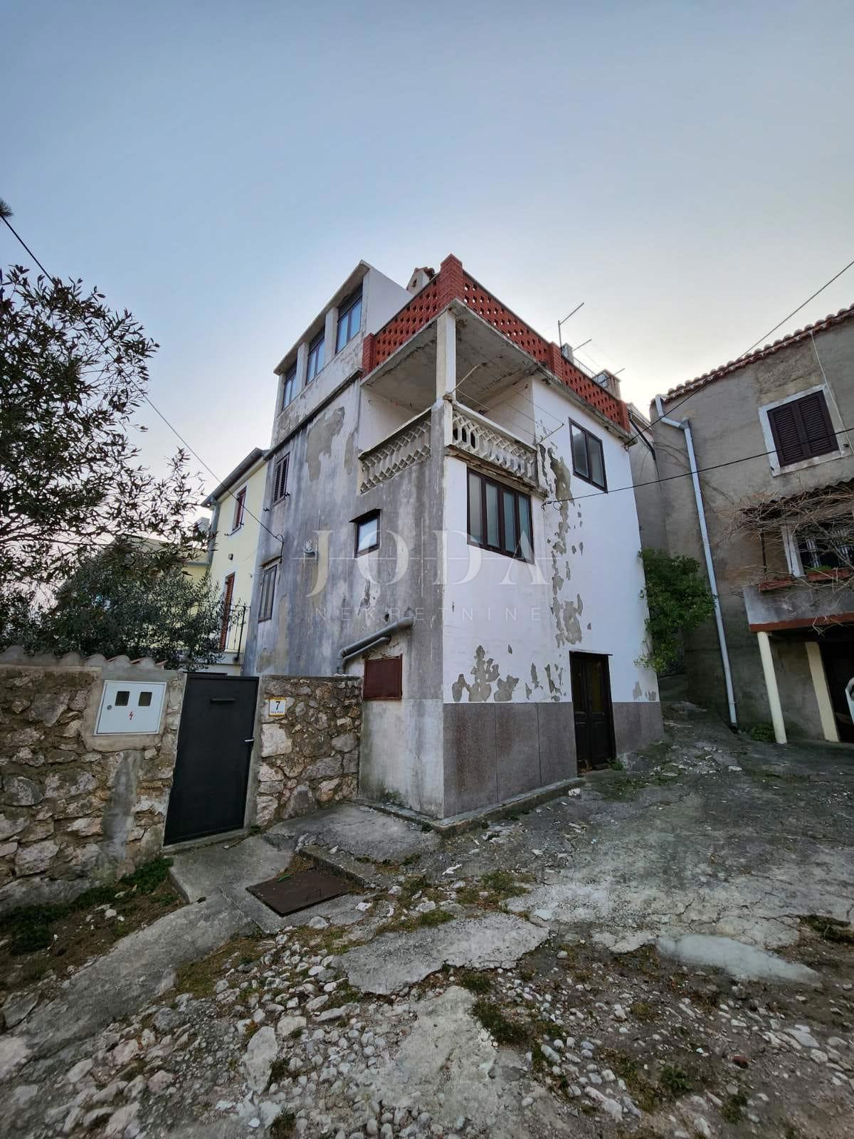 Dvojček kamnita hiša za obnovo, Vrbnik - otok Krk