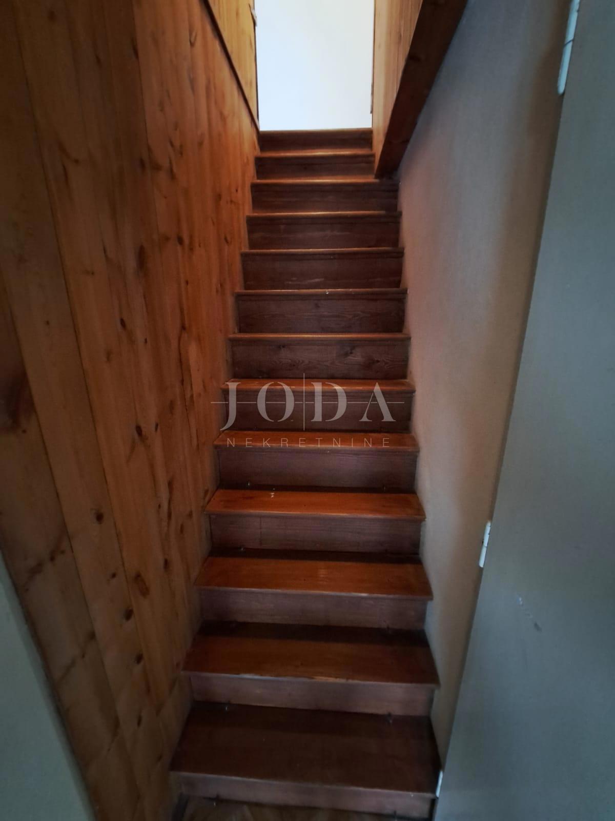 Dvojček kamnita hiša za obnovo, Vrbnik - otok Krk