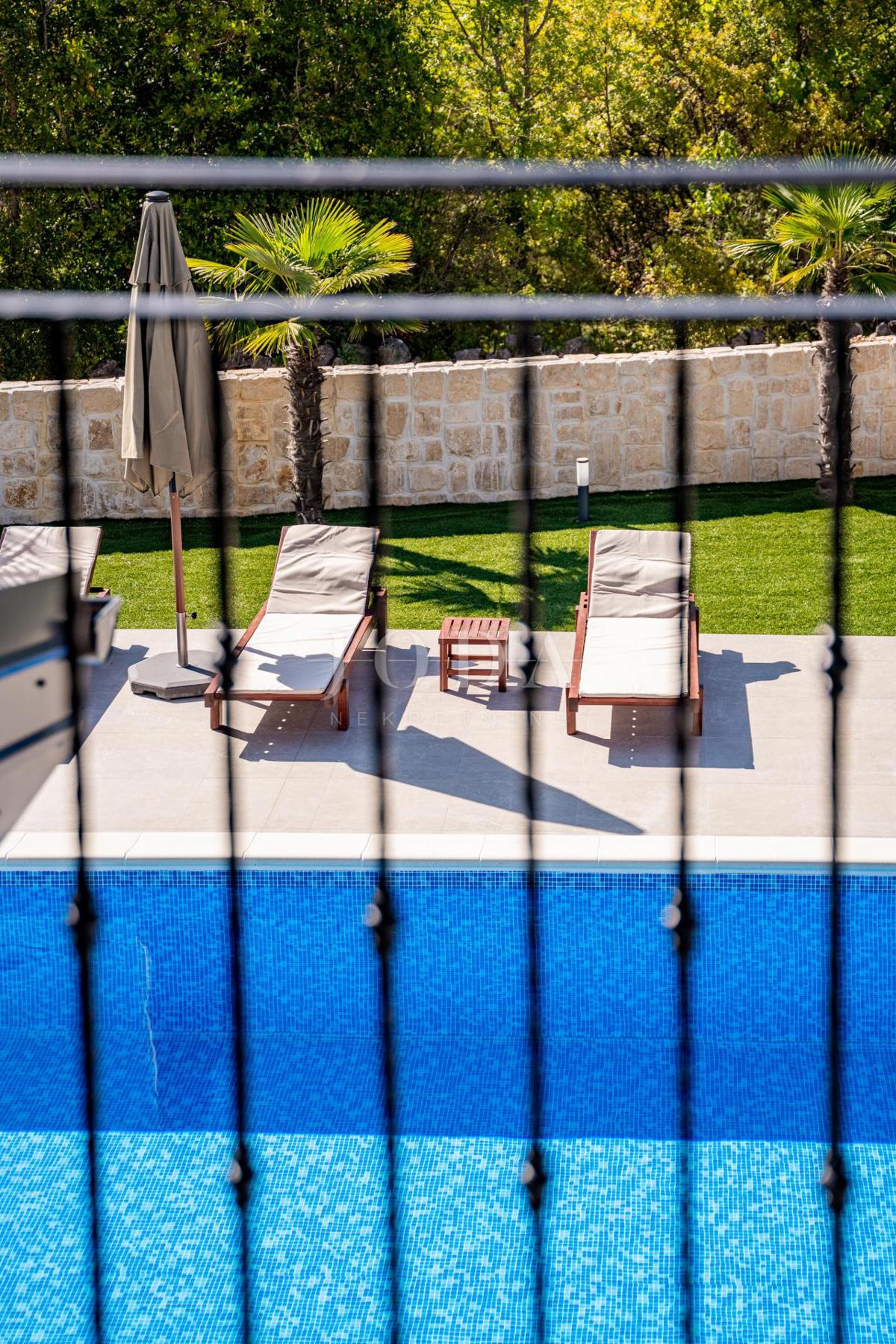 Hiša v mediteranskem stilu z bazenom, blizu Dobrinja - otok Krk